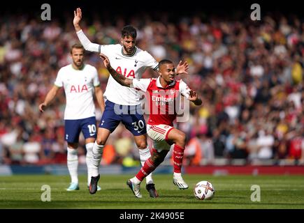 Gabriel Jesus von Arsenal (rechts) und Rodrigo Bentancur von Tottenham Hotspur während des Spiels der Premier League im Emirates Stadium, London. Bilddatum: Samstag, 1. Oktober 2022. Stockfoto