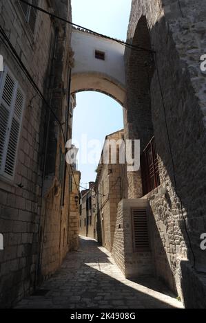 Eine schmale Straße in Korcula, Kroatien. Stockfoto