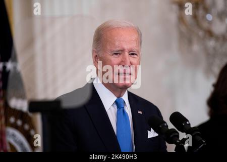 Washington DC, USA. 30. September 2022. (221001) -- WASHINGTON, D.C., 1. Oktober 2022 (Xinhua) -- das Foto vom 30. September 2022 zeigt US-Präsident Joe Biden, der während einer Veranstaltung im Weißen Haus in Washington, DC, den Vereinigten Staaten, spricht. Die Regierung von US-Präsident Joe Biden schlug neue Sanktionen gegen Russland am Freitag, Nach Moskaus formeller Anerkennung von vier ukrainischen Regionen, die seit dem frühen Stadium des Russland-Ukraine-Konflikts als russisches Territorium unter russischer Kontrolle stehen, zu Beginn des Konflikts zwischen Russland und der Ukraine.DIE USA SCHLAGEN neue Sanktionen gegen Russland ein, da Moskau die ukrainischen Regionen formell als anerkennt Stockfoto