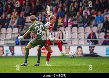 Köln, Deutschland. 01. Oktober 2022. Köln, 1. 2022. Oktober: Torhüterin Vanessa Fischer (30 Potsdam) stoppt Mandy Islacker (8 Köln) Quelle: SPP Sport Pressefoto. /Alamy Live News Stockfoto