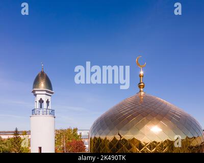 Eine muslimische goldene Kuppel mit einem Halbmond auf der Moschee. Minarett gegen den Himmel. Arabischer Tag. Islamische Symbole der Religion. Glaube an Allah. Halbmond Stockfoto