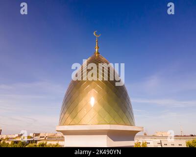 Eine muslimische goldene Kuppel mit einem Halbmond auf der Moschee. Minarett gegen den Himmel. Arabischer Tag. Islamische Symbole der Religion. Glaube an Allah. Halbmond Stockfoto