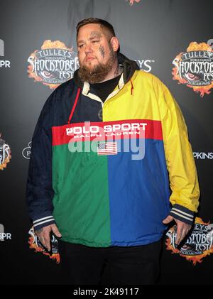 Rory Graham alias Rag'n'Bone man sah, wie er am Eröffnungsabend des Shocktober Fests in Tulley teilnahm Stockfoto