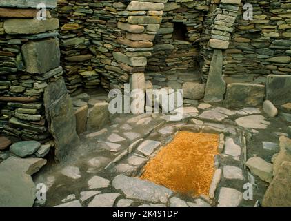 ENE in Iron Age Wheelhouse I in Jarlshof Settlement, Sumburgh, Shetland, Schottland, Großbritannien, ansehen Zeigt zentralen Herd, radiale Pfeiler und Fächer. Stockfoto