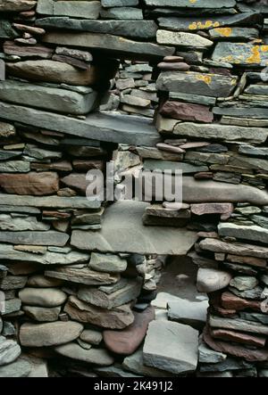 Detailansicht NE von baulichen gewichtsreduzierenden Hohlräumen im westlichen Pier von Iron Age Wheelhouse I bei Jarlshof Settlement, Shetland, Schottland, UK. Stockfoto