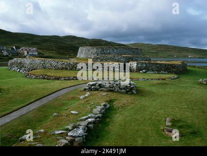 Sehen Sie N von Clickhimin Eisenzeit Zugang Damm, Fort Wand, Blockhaus & Broch Tower auf, was ursprünglich eine Insel in einem süßwasserloch in Lerwick, Großbritannien Stockfoto