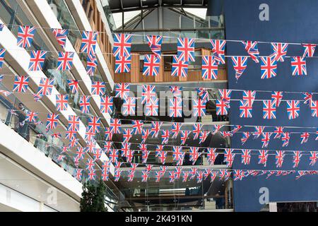 Ascot, Bergen, Großbritannien. 1.. Oktober 2022. Rennfahrer, die am zweiten Tag des Peroni Italia Autumn Racing Weekends auf der Rennbahn Ascot ankommen. Quelle: Maureen McLean/Alamy Live News Stockfoto