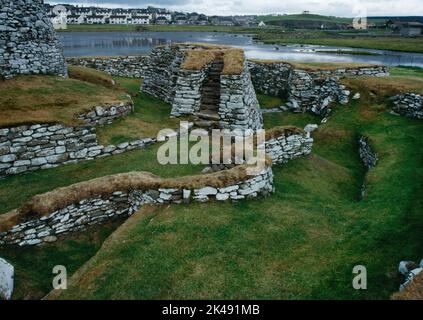 Ansicht E von Clickhimin Eisenzeit verteidigte Siedlung mit der Ringmauer (R), dem Blockhaus (Mitte) und dem Brochturm (L) in Lerwick, Shetland, Großbritannien. Stockfoto