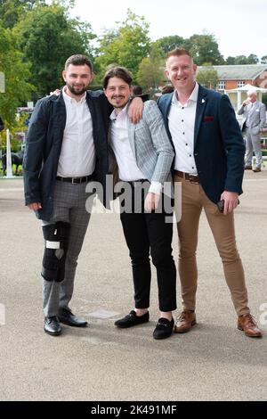 Ascot, Bergen, Großbritannien. 1.. Oktober 2022. Rennfahrer, die am zweiten Tag des Peroni Italia Autumn Racing Weekends auf der Rennbahn Ascot ankommen. Quelle: Maureen McLean/Alamy Live News Stockfoto