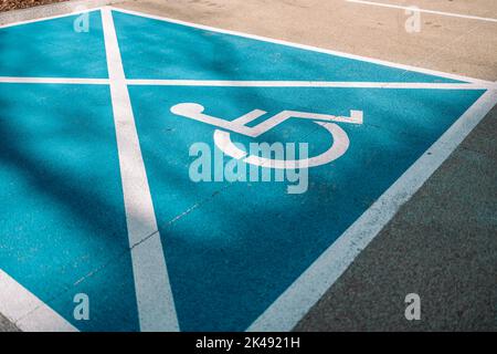 Behinderten-Symbol auf Parkplatz Stockfoto