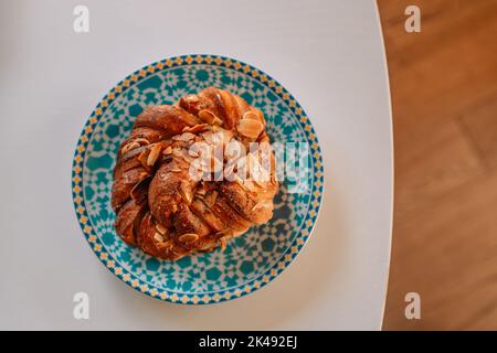 Köstliche duftende frische schwedische Zimtbrötchen auf einem Holztisch zu Hause Stockfoto