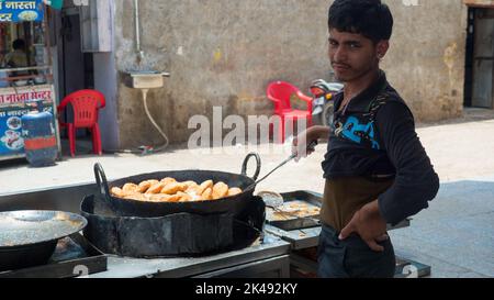 Bhinmal Rajasthan, Indien - 23. Mai 2017 : Street Food seller, Stall Hawker Braten Kachori, eine Art von indischen Snack Braten in Stift Stockfoto