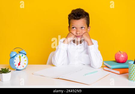 Foto von kreativ gesinnten Person schauen interessiert leeren Raum Brainstorming isoliert auf gelbem Hintergrund Stockfoto