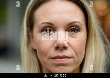 Nahaufnahme einer attraktiven blonden Frau mittleren Alters mit einem ruhigen und entspannten Gesichtsausdruck Stockfoto