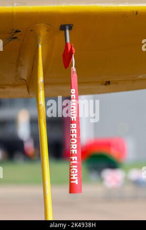 Entfernen Sie das Band vor dem Flug auf dem Flugzeug, das am Flügel hängt Stockfoto