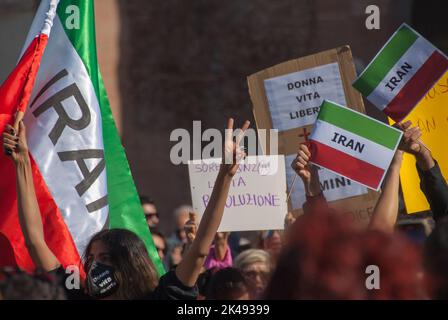 Rom, Italien. 01. Oktober 2022. Rom 1. Oktober 2022: Demonstration in Rom gegen das iranische Regime wegen des Todes der Kurdin Mahsa Amini im Iran. Amini starb am 16. September 2022, drei Tage nach ihrer Verhaftung, in Haft, weil sie angeblich die strikte Kleiderordnung der Islamischen Republik für Frauen verletzt hatte. PS: Das Foto kann in Übereinstimmung mit dem Kontext verwendet werden, in dem es aufgenommen wurde, und ohne die diffamierende Absicht des Dekors der vertretenen Menschen. Kredit: Unabhängige Fotoagentur/Alamy Live Nachrichten Stockfoto