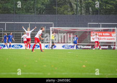 Köln, Deutschland. 01. Oktober 2022. Köln, Deutschland, Oktober 1. 2022: Die Spieler von Köln feiern das Tor beim FLYERALARM Frauen-Bundesliga-Spiel zwischen 1. FC Köln und Turbine Potsdam im Franz-Kremer-Stadion, Köln. (Norina Toenges/Sports Press Photo/SPP) Quelle: SPP Sport Press Photo. /Alamy Live News Stockfoto