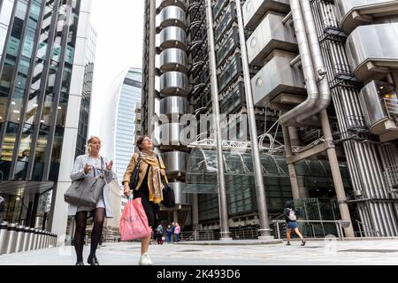 London, Großbritannien. 30. September 2022. Londoners gehen in der Stadt London, dem Finanzviertel der Hauptstadt, spazieren, während die britische Wirtschaft durch das Minibudget der Kanzlerin und des Premierministers am 30. September 2022 in der City of London, England, erschüttert wird. (Foto von Dominika Zarzycka/Sipa USA) Quelle: SIPA USA/Alamy Live News Stockfoto