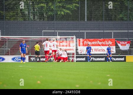 Köln, Deutschland. 01. Oktober 2022. Köln, Deutschland, Oktober 1. 2022: Die Spieler von Köln feiern das Tor beim FLYERALARM Frauen-Bundesliga-Spiel zwischen 1. FC Köln und Turbine Potsdam im Franz-Kremer-Stadion, Köln. (Norina Toenges/Sports Press Photo/SPP) Quelle: SPP Sport Press Photo. /Alamy Live News Stockfoto