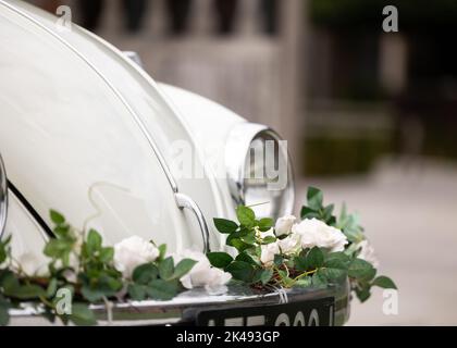 Vintage-Klassiker Retro-Auto Nahaufnahme der Scheinwerfer auf weißem Hochzeitsauto. Stockfoto