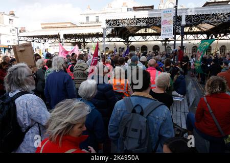 Brighton, Großbritannien. 01. Oktober 2022. Brighton, Bahnhof, Stadt Brighton & Hove, East Sussex, Großbritannien. Streiktag der Eisenbahner in Brighton, an dem sich Mitglieder verschiedener Gewerkschaften des öffentlichen Dienstes und der Acorn (Union for the Community) der #großen Einigkeit angeschlossen haben. Beginnend mit einem Streikposten vor dem Bahnhof von Brighton und dann auf dem Weg durch die Stadt Brighton & Hove zum Level, einem lokalen öffentlichen Raum in Brighton, einem traditionellen Treffpunkt für Proteste und Versammlungen. 1.. Oktober 2022 Credit: David Smith/Alamy Live News Stockfoto