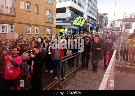 Brighton, Großbritannien. 01. Oktober 2022. Brighton, Bahnhof, Stadt Brighton & Hove, East Sussex, Großbritannien. Streiktag der Eisenbahner in Brighton, an dem sich Mitglieder verschiedener Gewerkschaften des öffentlichen Dienstes und der Acorn (Union for the Community) der #großen Einigkeit angeschlossen haben. Beginnend mit einem Streikposten vor dem Bahnhof von Brighton und dann auf dem Weg durch die Stadt Brighton & Hove zum Level, einem lokalen öffentlichen Raum in Brighton, einem traditionellen Treffpunkt für Proteste und Versammlungen. 1.. Oktober 2022 Credit: David Smith/Alamy Live News Stockfoto