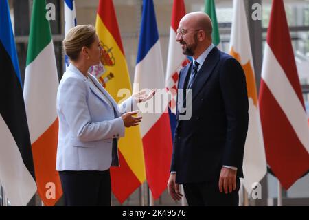 Brüssel, Belgien. 01. Oktober 2022. Die dänische Premierministerin Mette Frederiksen, links, wird vor einem Treffen am 1. Oktober 2022 im EU-Ratsgebäude in Brüssel, Belgien, vom Präsidenten des Europäischen Rates Charles Michel begrüßt. Kredit: ALEXANDROS MICHAILIDIS/Alamy Live Nachrichten Stockfoto