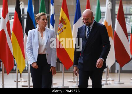 Brüssel, Belgien. 01. Oktober 2022. Die dänische Premierministerin Mette Frederiksen, links, wird vor einem Treffen am 1. Oktober 2022 im EU-Ratsgebäude in Brüssel, Belgien, vom Präsidenten des Europäischen Rates Charles Michel begrüßt. Kredit: ALEXANDROS MICHAILIDIS/Alamy Live Nachrichten Stockfoto