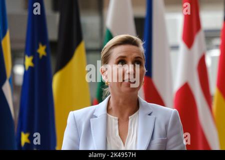 Brüssel, Belgien. 01. Oktober 2022. Die dänische Premierministerin Mette Frederiksen, links, wird vor einem Treffen am 1. Oktober 2022 im EU-Ratsgebäude in Brüssel, Belgien, vom Präsidenten des Europäischen Rates Charles Michel begrüßt. Kredit: ALEXANDROS MICHAILIDIS/Alamy Live Nachrichten Stockfoto