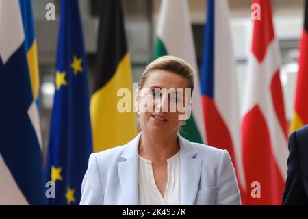 Brüssel, Belgien. 01. Oktober 2022. Die dänische Premierministerin Mette Frederiksen, links, wird vor einem Treffen am 1. Oktober 2022 im EU-Ratsgebäude in Brüssel, Belgien, vom Präsidenten des Europäischen Rates Charles Michel begrüßt. Kredit: ALEXANDROS MICHAILIDIS/Alamy Live Nachrichten Stockfoto