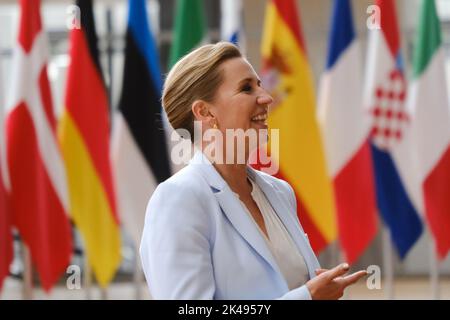 Brüssel, Belgien. 01. Oktober 2022. Die dänische Premierministerin Mette Frederiksen, links, wird vor einem Treffen am 1. Oktober 2022 im EU-Ratsgebäude in Brüssel, Belgien, vom Präsidenten des Europäischen Rates Charles Michel begrüßt. Kredit: ALEXANDROS MICHAILIDIS/Alamy Live Nachrichten Stockfoto