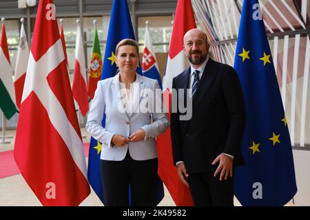 Brüssel, Belgien. 01. Oktober 2022. Die dänische Premierministerin Mette Frederiksen, links, wird vor einem Treffen am 1. Oktober 2022 im EU-Ratsgebäude in Brüssel, Belgien, vom Präsidenten des Europäischen Rates Charles Michel begrüßt. Kredit: ALEXANDROS MICHAILIDIS/Alamy Live Nachrichten Stockfoto