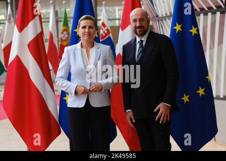 Brüssel, Belgien. 01. Oktober 2022. Die dänische Premierministerin Mette Frederiksen, links, wird vor einem Treffen am 1. Oktober 2022 im EU-Ratsgebäude in Brüssel, Belgien, vom Präsidenten des Europäischen Rates Charles Michel begrüßt. Kredit: ALEXANDROS MICHAILIDIS/Alamy Live Nachrichten Stockfoto