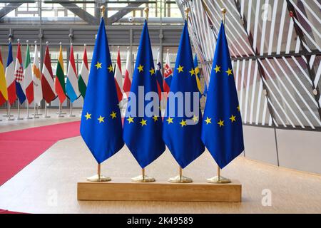 Brüssel, Belgien. 01. Oktober 2022. Europäische Flaggen im EU-Ratsgebäude in Brüssel, Belgien, am 1. Oktober 2022. Kredit: ALEXANDROS MICHAILIDIS/Alamy Live Nachrichten Stockfoto