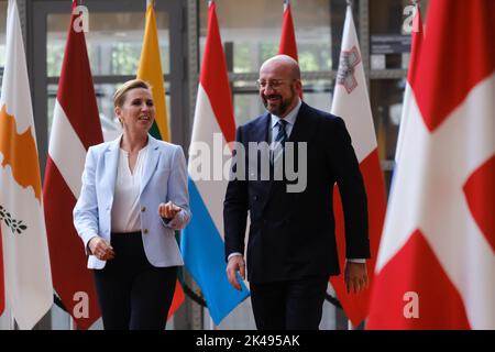 Brüssel, Belgien. 01. Oktober 2022. Die dänische Premierministerin Mette Frederiksen, links, wird vor einem Treffen am 1. Oktober 2022 im EU-Ratsgebäude in Brüssel, Belgien, vom Präsidenten des Europäischen Rates Charles Michel begrüßt. Kredit: ALEXANDROS MICHAILIDIS/Alamy Live Nachrichten Stockfoto