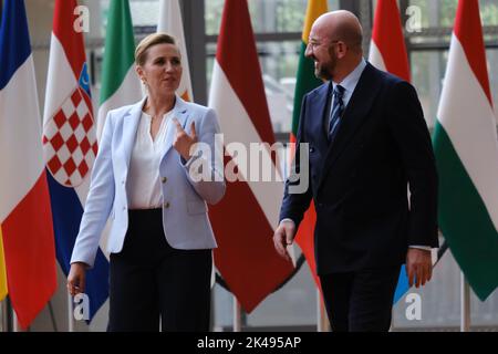 Brüssel, Belgien. 01. Oktober 2022. Die dänische Premierministerin Mette Frederiksen, links, wird vor einem Treffen am 1. Oktober 2022 im EU-Ratsgebäude in Brüssel, Belgien, vom Präsidenten des Europäischen Rates Charles Michel begrüßt. Kredit: ALEXANDROS MICHAILIDIS/Alamy Live Nachrichten Stockfoto