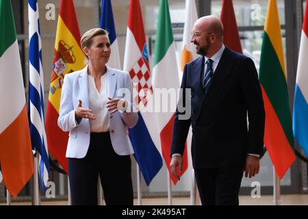 Brüssel, Belgien. 01. Oktober 2022. Die dänische Premierministerin Mette Frederiksen, links, wird vor einem Treffen am 1. Oktober 2022 im EU-Ratsgebäude in Brüssel, Belgien, vom Präsidenten des Europäischen Rates Charles Michel begrüßt. Kredit: ALEXANDROS MICHAILIDIS/Alamy Live Nachrichten Stockfoto