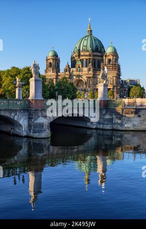 Die Stadt Berlin bei Sonnenuntergang in Deutschland, der Berliner Dom und die Schlossbrücke über dem Spreekanal im zentralen Bezirk Mitte. Stockfoto