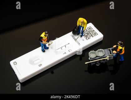 Aufräumarbeiten nach der Covid-Pandemie. Testkit Einweg-Kunststoff mit Straßenreinigern aus der Nähe. Mülltonne arbeitet an der Umweltreinigung. Stockfoto