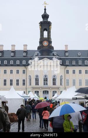 Wermsdorf, Deutschland. 01. Oktober 2022. Besucher der Messe 'Jagd & Angeln' vor dem Schloss Wermsdorf. Dort findet vom 01. Bis 03.10.2022 die größte Messe Ostdeutschlands für Themen rund um Jagd, Angeln und Outdoor statt. Die Schau findet zum ersten Mal in diesem historischen Rahmen statt, zuvor fand sie in Markkleeberg bei Leipzig statt. Quelle: Sebastian Willnow/dpa/ZB/dpa/Alamy Live News Stockfoto