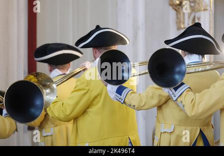 Wermsdorf, Deutschland. 01. Oktober 2022. Musiker in historischen Kostümen spielen bei der Eröffnung der Messe „Jagd & Angeln“ auf Schloss Wermsdorf Parforcehupen. Dort findet vom 01. Bis 03.10.2022 die größte Messe Ostdeutschlands für Themen rund um Jagd, Angeln und Outdoor statt. Die Show findet zum ersten Mal in diesem historischen Ambiente statt, zuvor fand sie in Markkleeberg bei Leipzig statt. Quelle: Sebastian Willnow/dpa/ZB/dpa/Alamy Live News Stockfoto