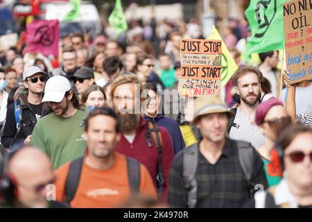 Menschen nehmen an einem Protest „Just Stop Oil and Extinction Rebellion“ in Whitehall, im Zentrum von London, Teil. Demonstranten der Gruppe starten eine sechswöchige Kampagne zur Besetzung Westminster im Zentrum von London. Bilddatum: Samstag, 1. Oktober 2022. Stockfoto