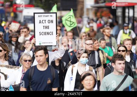 Menschen nehmen an einem Protest „Just Stop Oil and Extinction Rebellion“ in Whitehall, im Zentrum von London, Teil. Demonstranten der Gruppe starten eine sechswöchige Kampagne zur Besetzung Westminster im Zentrum von London. Bilddatum: Samstag, 1. Oktober 2022. Stockfoto