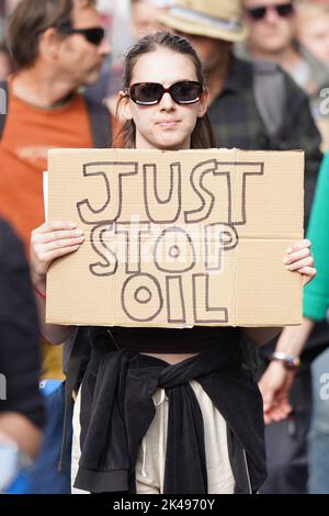 Ein Protestor hält ein Schild bei einem Protest „Just Stop Oil and Extinction Rebellion“ in Whitehall, im Zentrum von London. Demonstranten der Gruppe starten eine sechswöchige Kampagne zur Besetzung Westminster im Zentrum von London. Bilddatum: Samstag, 1. Oktober 2022. Stockfoto