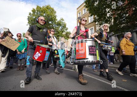 Extinction Rebellion Trommler nehmen an einem Just Stop Oil und XR Protest in Whitehall, im Zentrum von London, Teil. Demonstranten der Gruppe starten eine sechswöchige Kampagne zur Besetzung Westminster im Zentrum von London. Bilddatum: Samstag, 1. Oktober 2022. Stockfoto