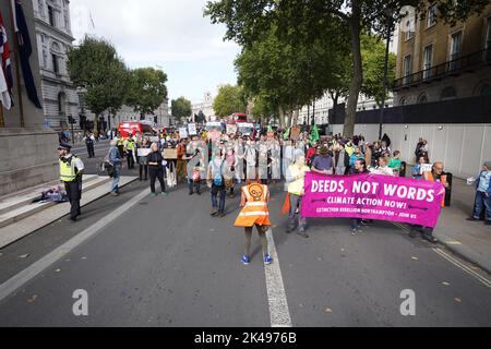 Menschen nehmen an einem Protest „Just Stop Oil and Extinction Rebellion“ in Whitehall, im Zentrum von London, Teil. Demonstranten der Gruppe starten eine sechswöchige Kampagne zur Besetzung Westminster im Zentrum von London. Bilddatum: Samstag, 1. Oktober 2022. Stockfoto