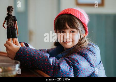 LUNA FULGENCIO in HEROES DE BARRIO (2022), Regie: ANGELES REINE. Bild: Spal Films / Álamo Producciones Audiovisuales / Album Stockfoto