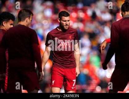 Liverpools James Milner macht sich vor dem Spiel in der Premier League in Anfield, Liverpool, warm. Bilddatum: Samstag, 1. Oktober 2022. Stockfoto