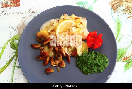 Lachsgratin mit Pilz und Spinat Stockfoto