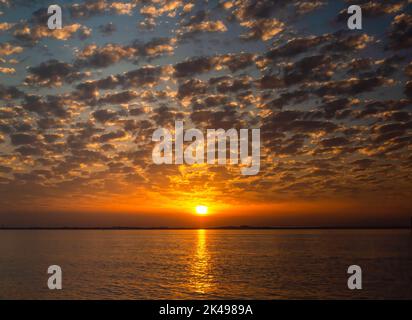 Dramatische aufgeblasene Altocumuluswolken über dem Meer bei Sonnenuntergang in der Nähe von La Rochelle an der Atlantikküste von Charente-Maritime, Frankreich Stockfoto